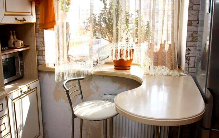 Small compact table for individual meals