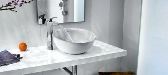 Bancada do banheiro embaixo da pia