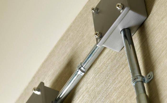 Saluran kabel dalam bentuk paip logam digunakan untuk pemasangan di dinding