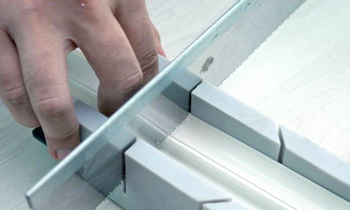 Sebelum pemasangan, struktur plastik sering perlu digergaji