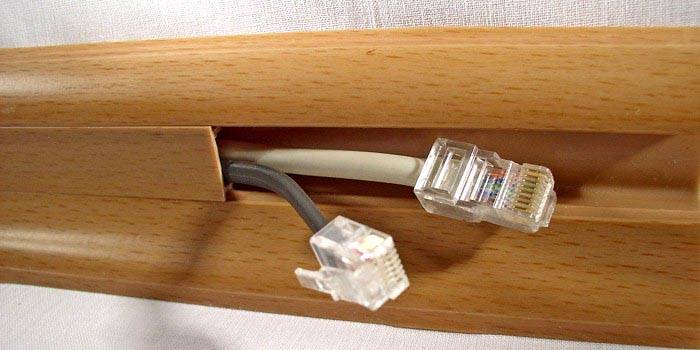 Memasang saluran dinding dengan wayar