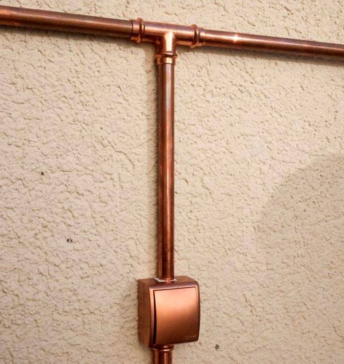 Saluran kabel hiasan dengan keratan rentas bulat yang diperbuat daripada gangsa digunakan untuk skema warna tertentu