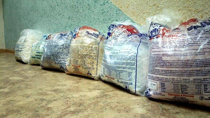 يمكنك أن تقرأ عن استهلاك حزمة واحدة من ورق الحائط السائل في تعليمات الخليط. عادة ما تضع الشركة المصنعة الملصق على الصندوق أو الكيس.