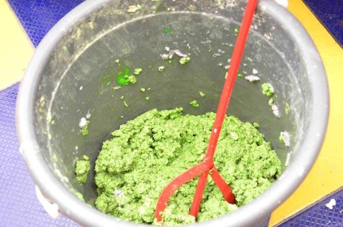 إذا كان من المؤسف التخلص من ورق الحائط المخفف ، فقم بتجفيفه على غلاف بلاستيكي ، وقم بتقسيمه إلى قطع وتخزينه في حاوية محكمة الإغلاق.