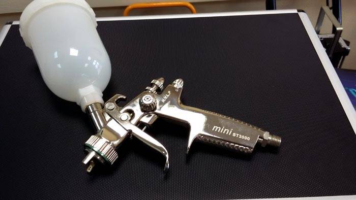 يمكنك جعل العملية آلية باستخدام مسدس الرش. لاستخدامه ، تحتاج إلى تحريك التركيبة جيدًا