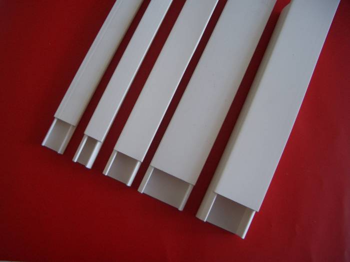 Saluran miniatur boleh dibuat dari logam atau plastik