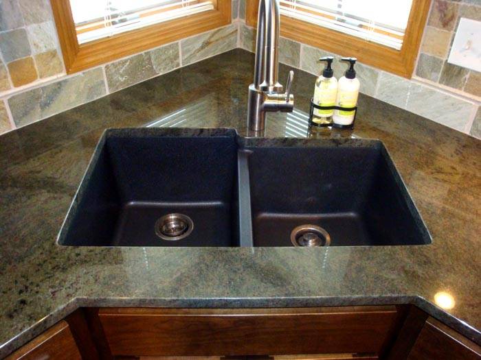 Le double lavabo dans le coin n'a pas l'air surdimensionné et ne prend pas beaucoup de place