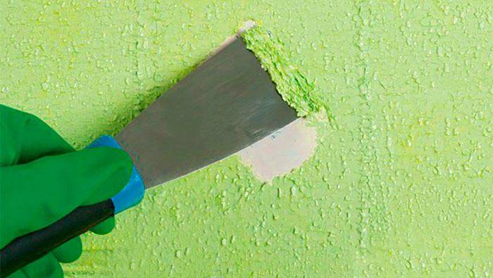 يجدر النظر في أن إضافة الورنيش سيعقد بشكل كبير عملية إزالة ورق الحائط من الحائط في المستقبل.