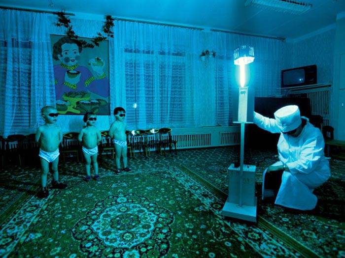 İç mekanda insanların bulunduğu ortamlarda dezenfeksiyon için özel lambalar kullanılır, ancak bu sadece bir doktorun izni ile yapılmalıdır.