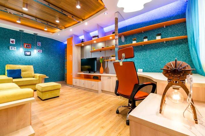 باستخدام ورق الجص ، يمكنك بسهولة تحديد مساحة الغرفة. لهذا الغرض ، يتم استخدام مواد مختلفة الألوان أو حتى القوام.