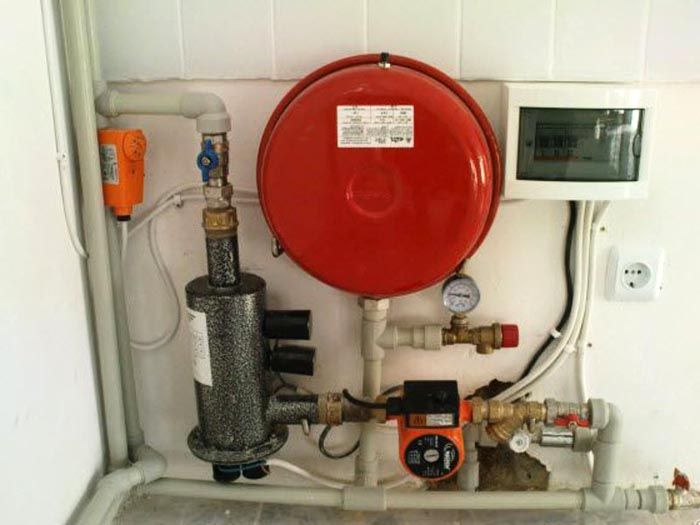 Et voici à quoi ressemble une chaudière à économie d'énergie électrique pour le chauffage EOU