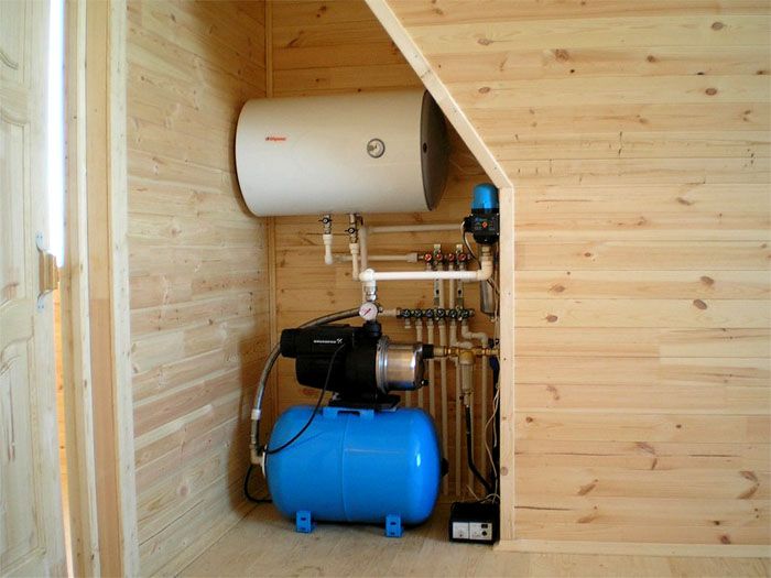 Das moderne Wasserversorgungssystem eines Privathauses aus einem Brunnen erfüllt seine Funktionen automatisch, ohne sorgfältige Kontrolle und häufige Anpassungen