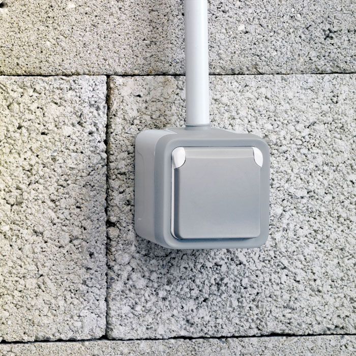 L'interruttore in un design speciale svolge la sua funzione in modo affidabile anche in spazi aperti