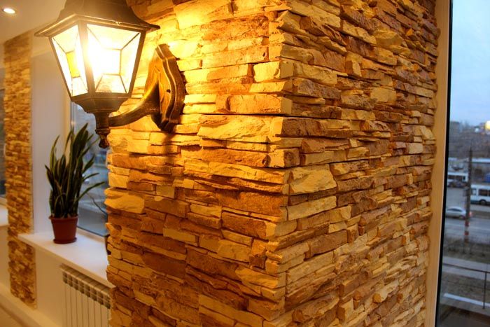 Decorating the hallway with decorative stone and wallpaper: photo