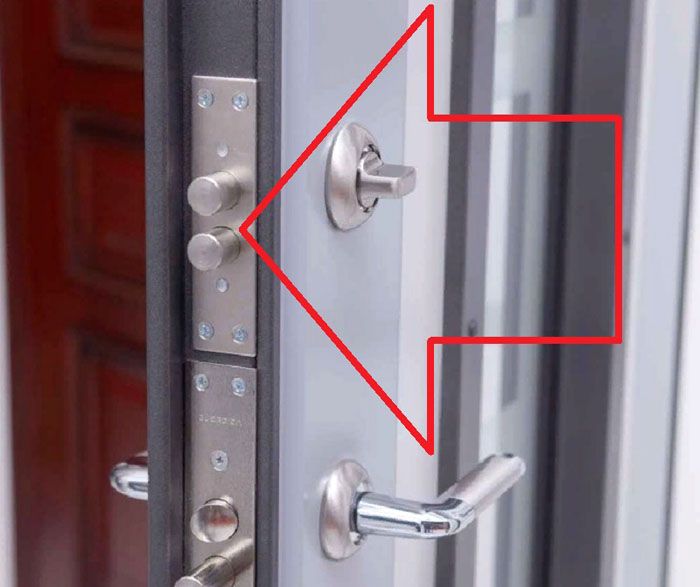 قفل إضافي غير مرئي يغلق فقط من الداخل. لا يوجد ثقب في الخارج للمفتاح ، وهناك علامات أخرى تشير إلى مكان تثبيته