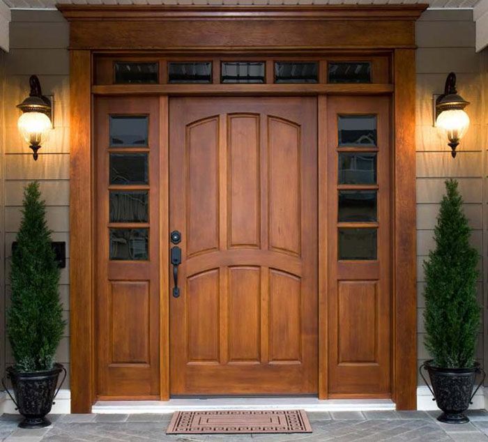 تبدو أبواب المدخل الخشبي للشقة (المنزل) محترمة. هذا التصميم يطابق النمط الكلاسيكي