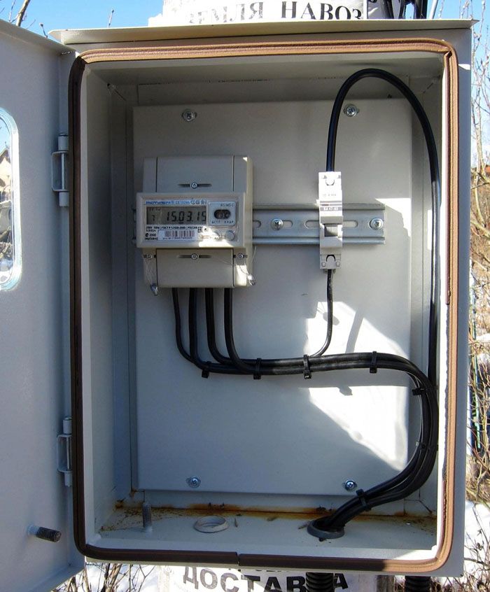 Електромерът Energomera / CE102M R5 145-J, предаващ показания, може да бъде инсталиран като стандарт за визуални контролни проверки. Проектиран е за работа в широк температурен диапазон: от +45 до + 70 ° C