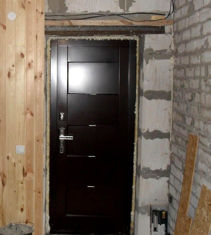 يتم ضبط المجموعة الكاملة وفقًا لرغبات العميل. في هذه الحالة ، لم تكن هناك حاجة إلى ثقب الباب