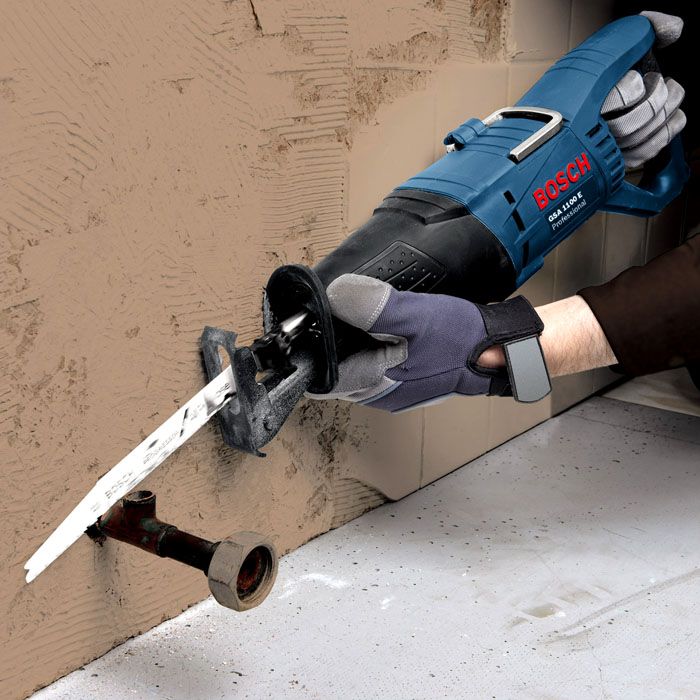 يمكن للمنشار الترددي قطع الأنابيب المتدفقة مع سطح الجدار