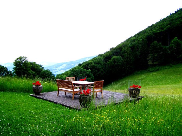 Откритата зона без навес е класически пример за отделна тераса.