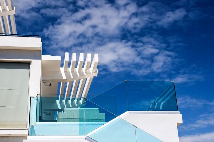 Солидната ограда от прозрачно закалено стъкло изглежда лека и модерна