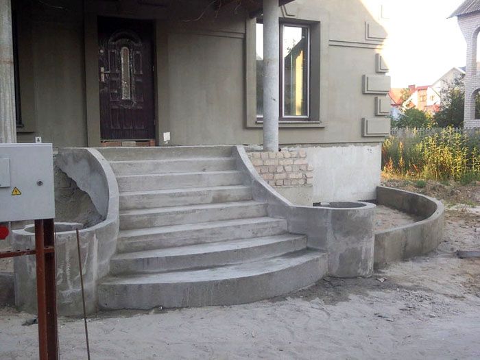 Zement ist ein ideales Material für die Dekoration von Vordertreppen und Gebäudefassaden