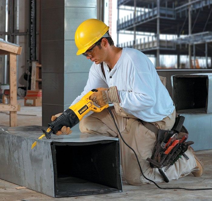 لا يعد قطع القناة المعدنية لنظام التهوية بمنشار ترددي مشكلة