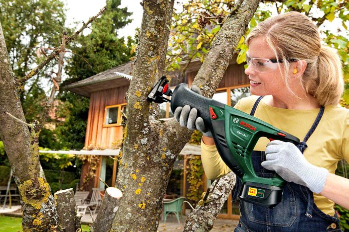 من السهل قطع الأشجار في الحديقة باستخدام المروحية الكهربائية