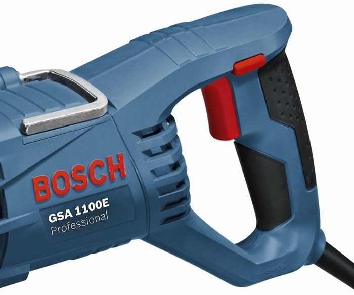 يوجد زر أحمر على جانب المقبض - هذا هو قفل الزناد