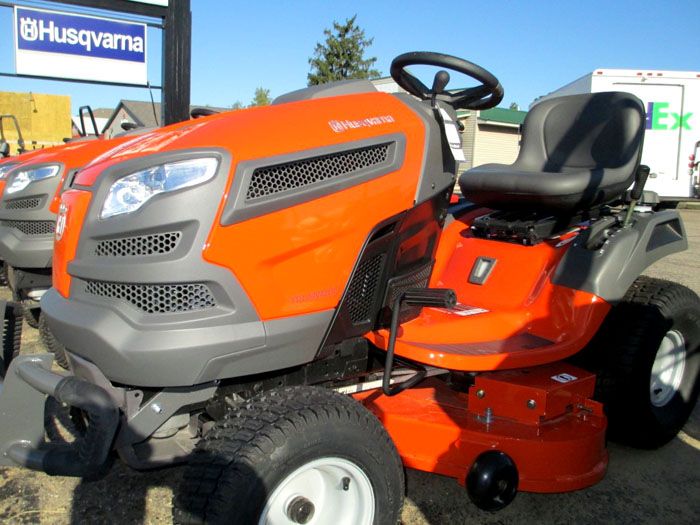 La vente vous donne la possibilité d'acheter une tondeuse à gazon à un coût réduit