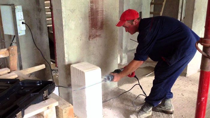 يستغرق قطع كتلة سميكة من الخرسانة الخلوية بمنشار صابر بضع دقائق