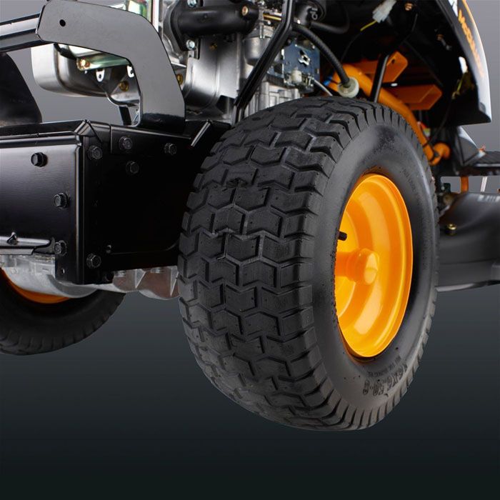 Les roues larges garantissent la stabilité et le bon fonctionnement de la tondeuse