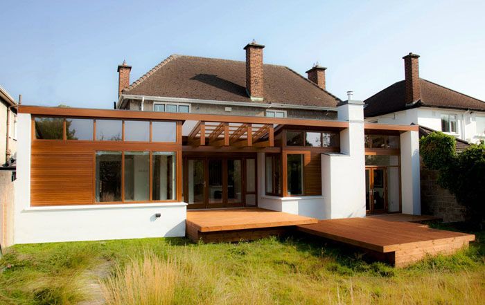 Открита дървена платформа пред къщата в модерен стил