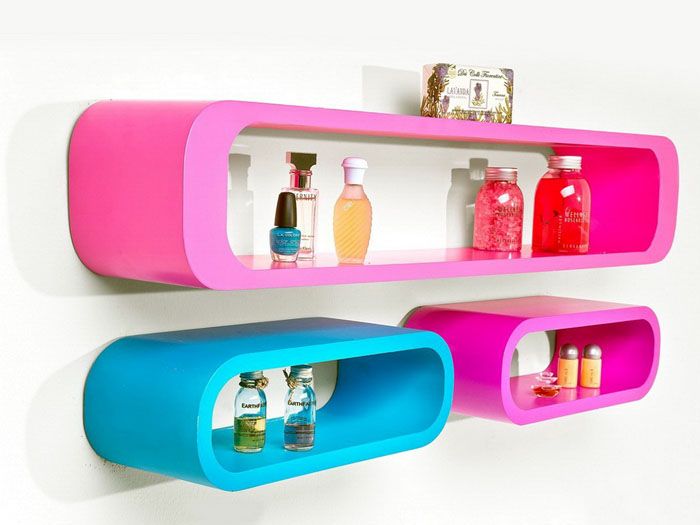 Kunststoffregale an der Wand