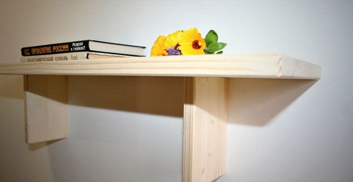 Das hölzerne Klappregal trägt ein großes Gewicht an Gegenständen