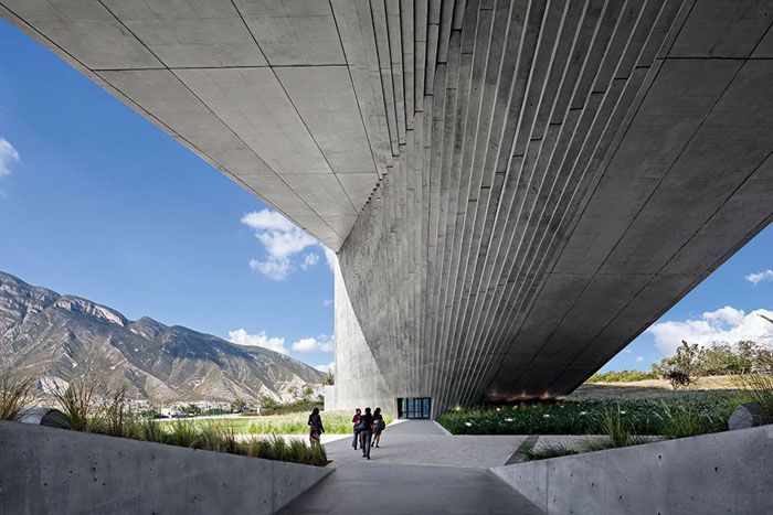 Eine Struktur aus Zement muss starken Belastungen standhalten