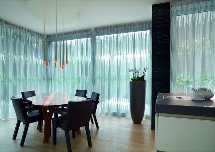 Dicker Tüll schattiert den Raum effektiv