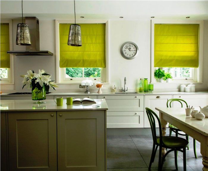 Helle Akzente an den Fenstern