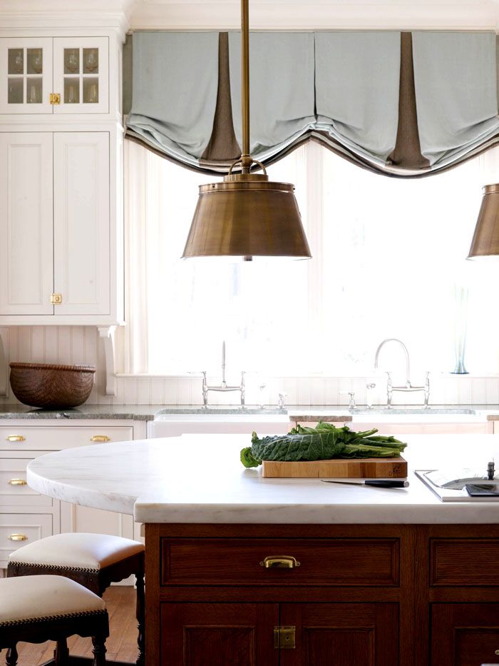 Fensterdekoration über dem Waschbecken