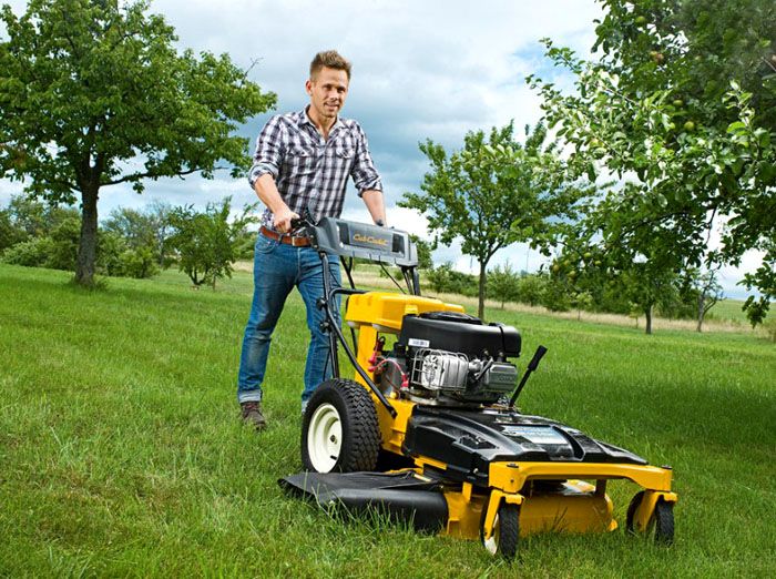 Tondeuse à gazon à essence avec une large couverture de tonte
