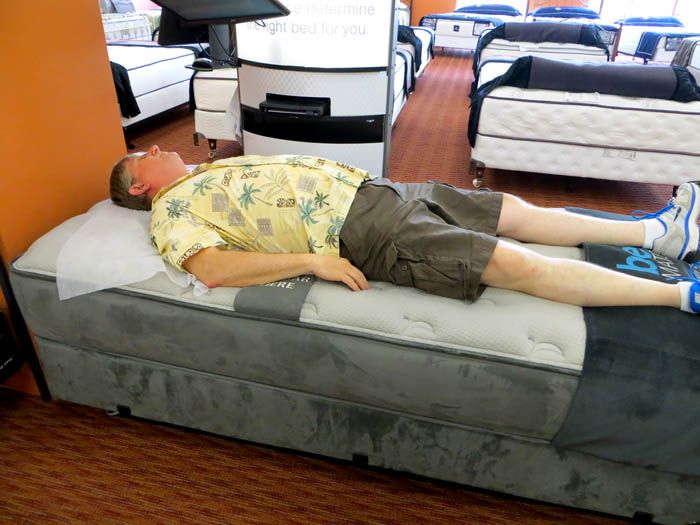 Pilihan yang ideal adalah menguji tilam itu sendiri di kedai.