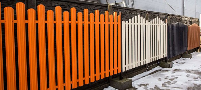 เบื้องหน้ามีรั้วสีส้มเช่นบันได