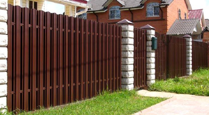 หากสังเกตระยะห่างระหว่างแผ่นไม้อย่างเคร่งครัดรั้วจะดูดี