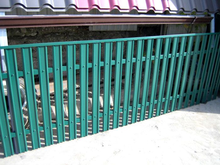 ตัวอย่างรั้วสำเร็จรูปที่ประตูร้านค้า