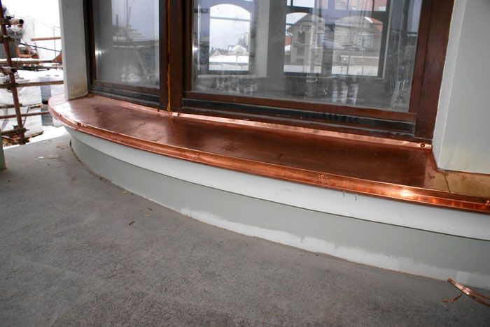 El reflujo de cobre es un alféizar para exteriores muy duradero, pero también el más caro.