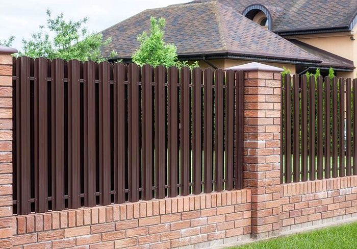 รั้วที่มีเสาอิฐดูน่าประทับใจ