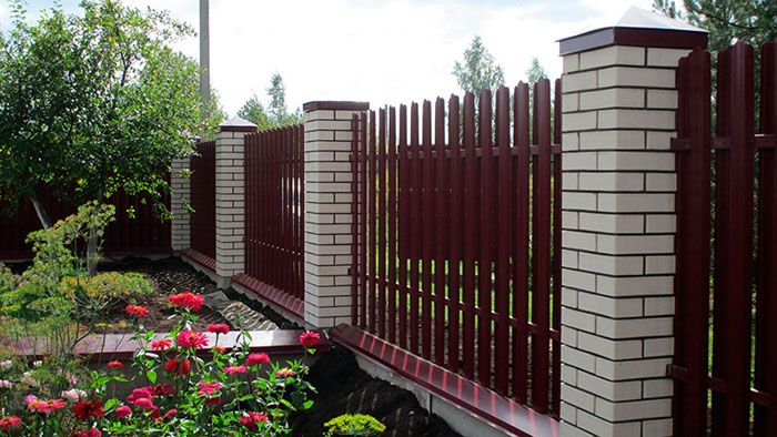 ในกระท่อมฤดูร้อนรั้วดังกล่าวพบได้บ่อยในปัจจุบัน