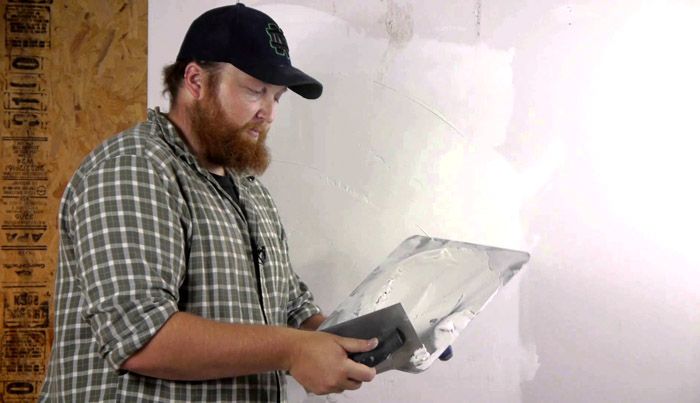 Bintik-bintik botak yang dihasilkan mesti disapu dan digosok ringan dengan campuran plaster