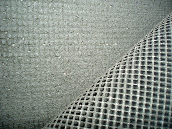 Durch die Verwendung einer verstärkten Schicht kann der Putz die Wände des Hauses perfekt bedecken.