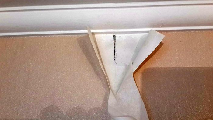 Bahan mudah dilepaskan dari dinding tanpa menggunakan alat khas